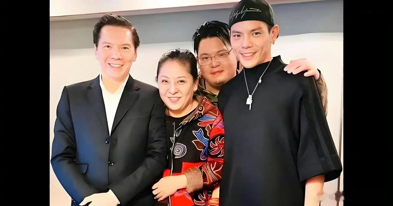 向太拉黑向佑后首次联系向太拉黑向佑之后终于有了首次联系，母子俩关系也是和好了 