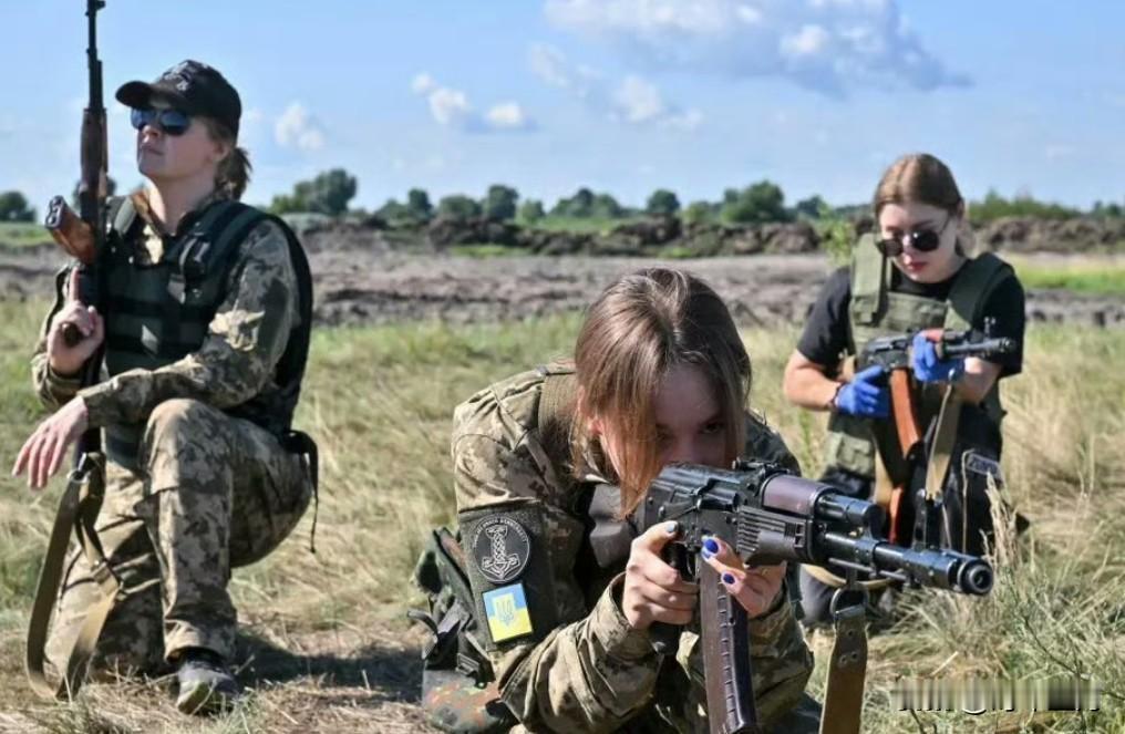 乌克兰的战争，正越来越多由女性来打。

全面战争进入第五年，兵源短缺正在改写前线