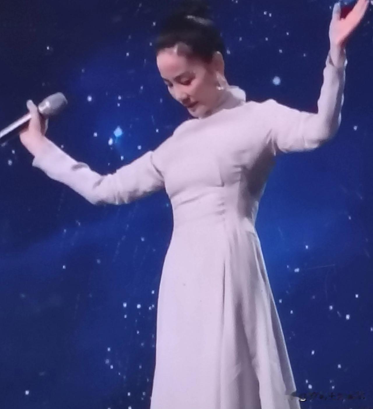 女神就是女神。
春晚王菲的高冷范儿，声音的穿透轻灵感无人能及。