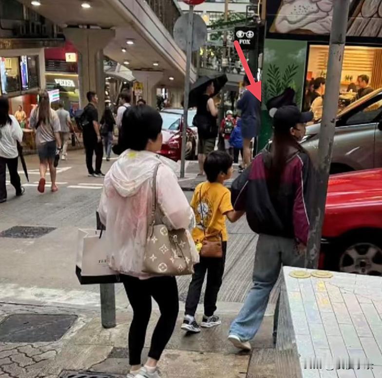 Anglebaby杨颖和儿子在香港中环逛街，她的穿衣打扮很低调，气质完全不像明星
