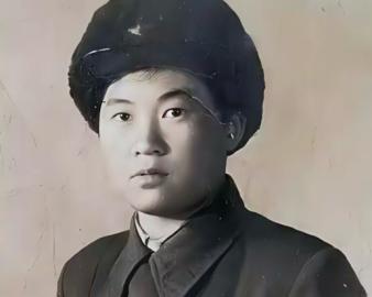 1950年，女兵失血休克被按在手术台，死死攥住男医生手腕吼：‘换女医生！’——掀