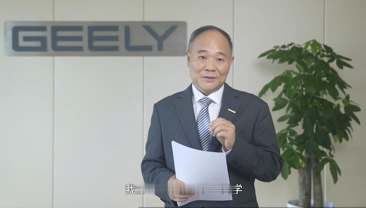 吉利换帅了。
不是业绩崩盘被逼退。是在上半年营收1736亿、净利润暴涨46%、海
