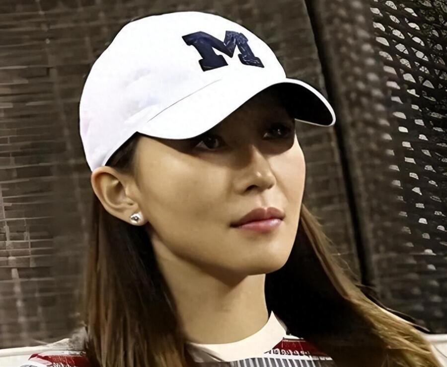35岁朱可人与82岁丈夫出来遛娃，儿子5岁女儿2岁，这段感情稳定 