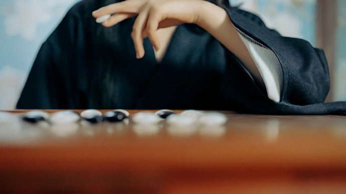 人情似纸张张薄，世事如棋局局新。——《增广贤文》 