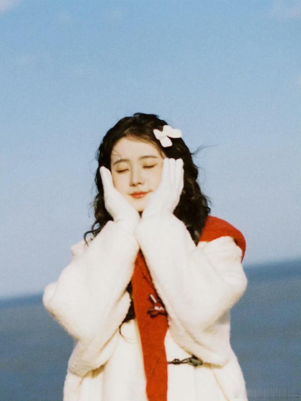 你是张艺凡那她是谁 台上的光芒万丈，台下的俏皮可爱，都是她真实的样子。马上要和刘