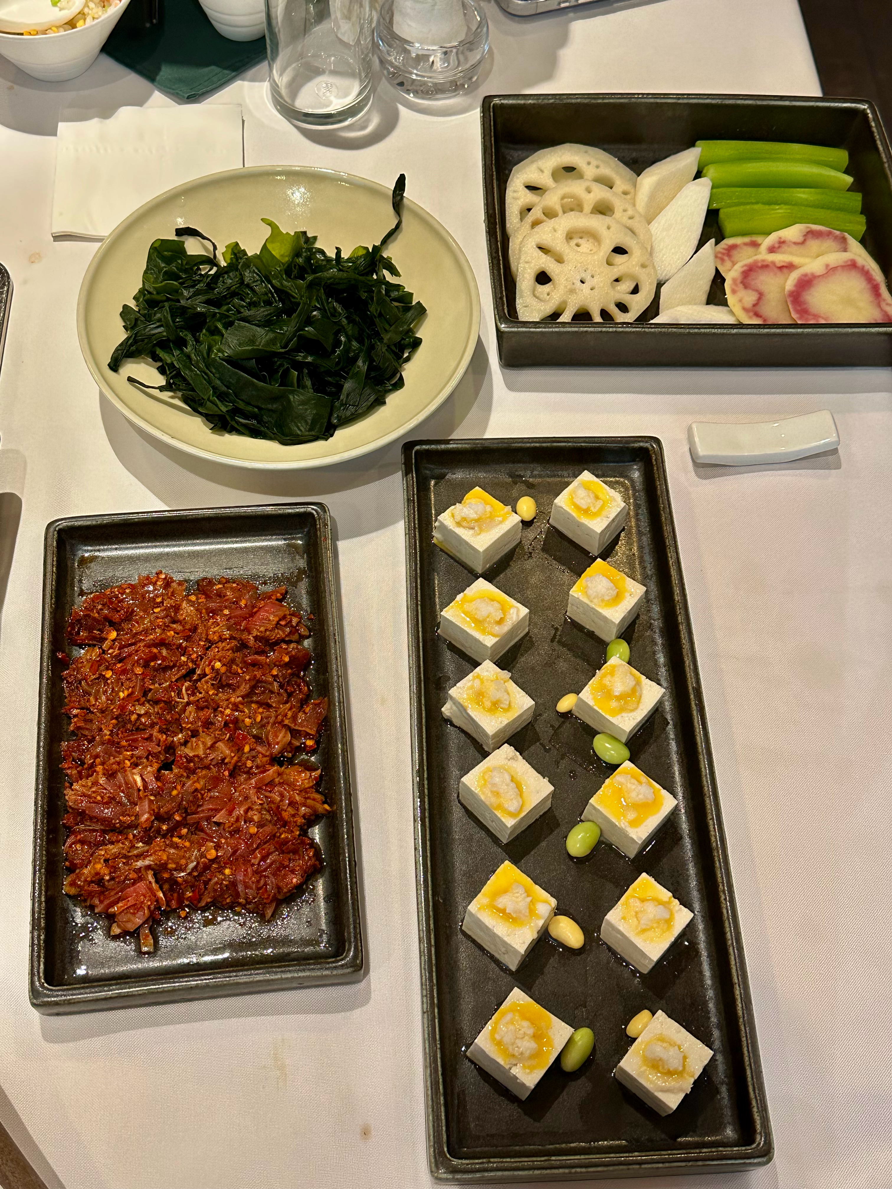 偏爱成都传统清油火锅，配个干海椒碟，香油蒜蓉蘸水加点盐和味精简单调味，吃到后半场