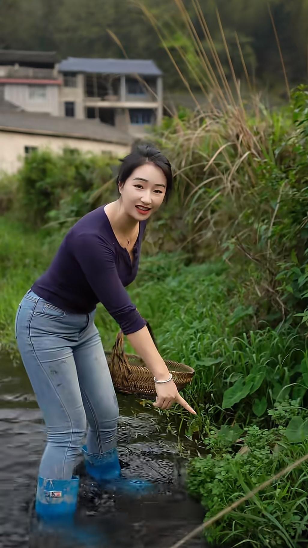 五言 • 折耳根制茶
〔当代〕邹謇

撷来岑草嫩，摊晾待更阑。
微火初萎干，轻揉