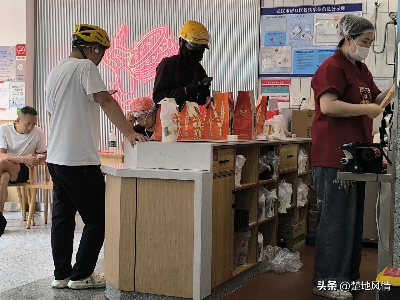 塔斯汀中国汉堡外卖生意，竟然是堂食的数数倍，生意异常火爆，打包的工作人员手忙脚乱