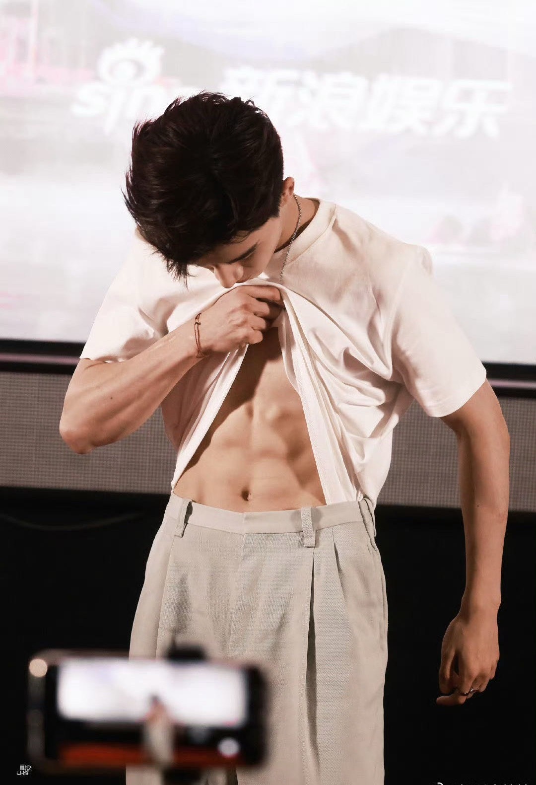 说实话现在已经无人敢小看王涛腹肌就冲泳池戏来的