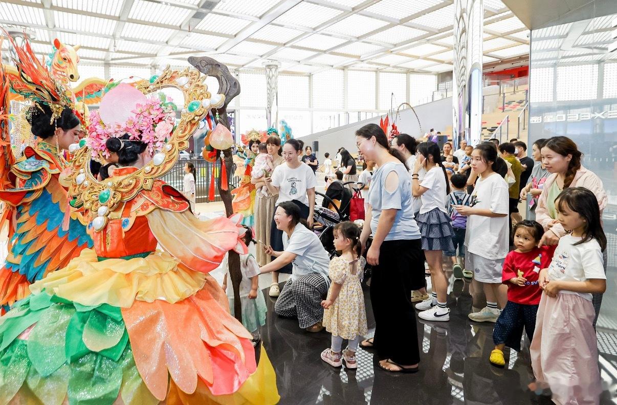 中国车企把车展开到了海边超3万平海景车展落地广东汕头 以前逛车展总觉得有压迫感，