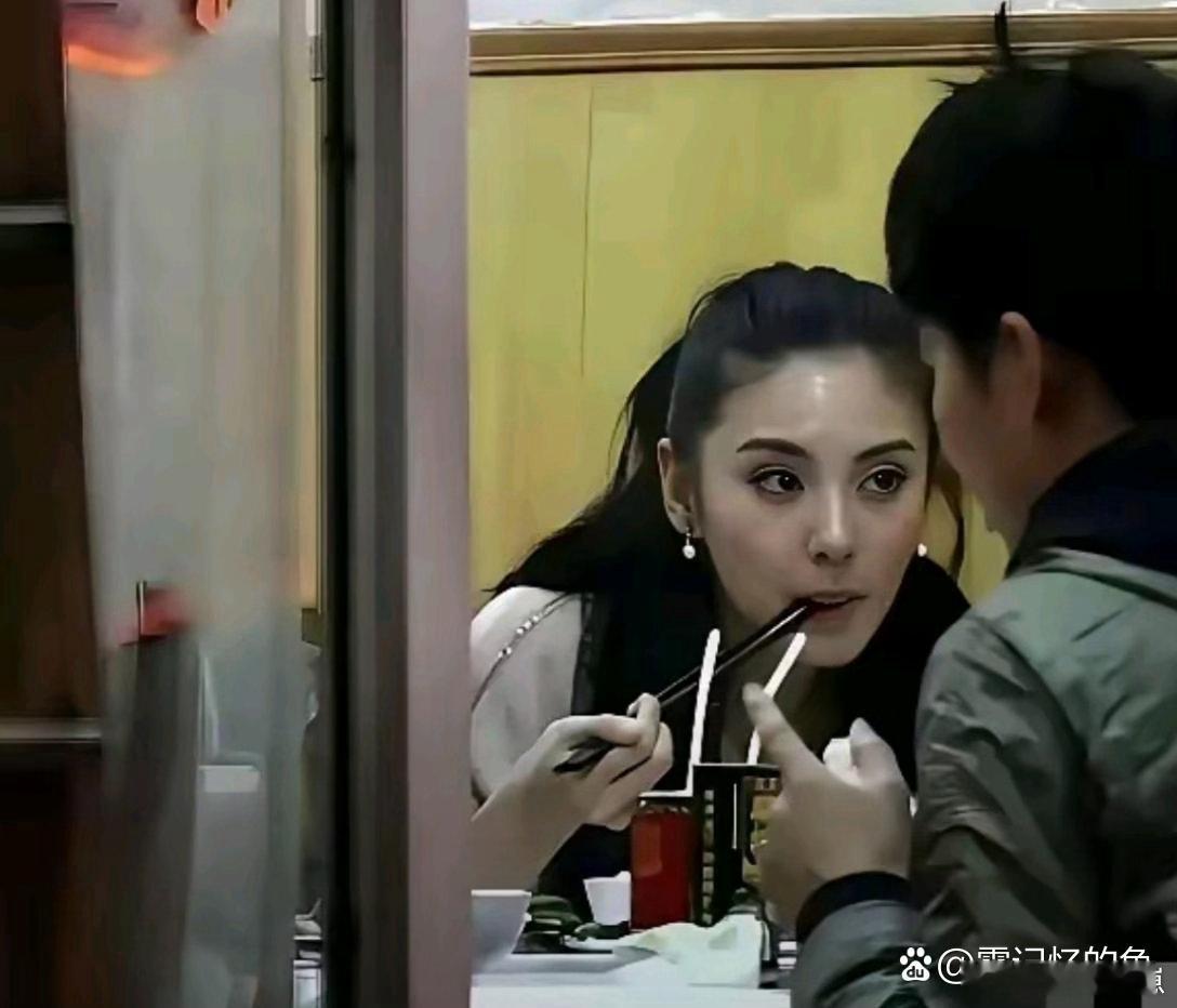 年少时期的张雨绮明艳夺目，容貌妩媚大气，自带浓烈风情，野性颜值气质极具辨识度 