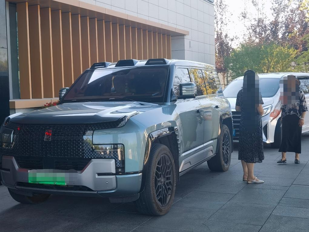 上次开会，在会场门口等大巴车，与几位一同等车的参会人员闲聊。我说这车是比亚迪仰望