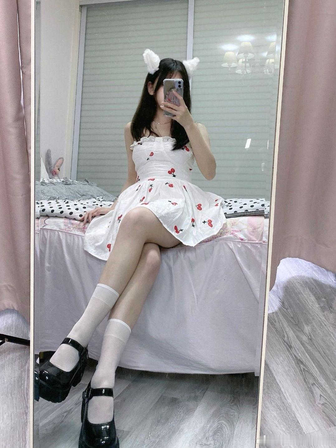 时尚穿搭今天穿什么ootd 粉色短裙还是很吸人眼球的 