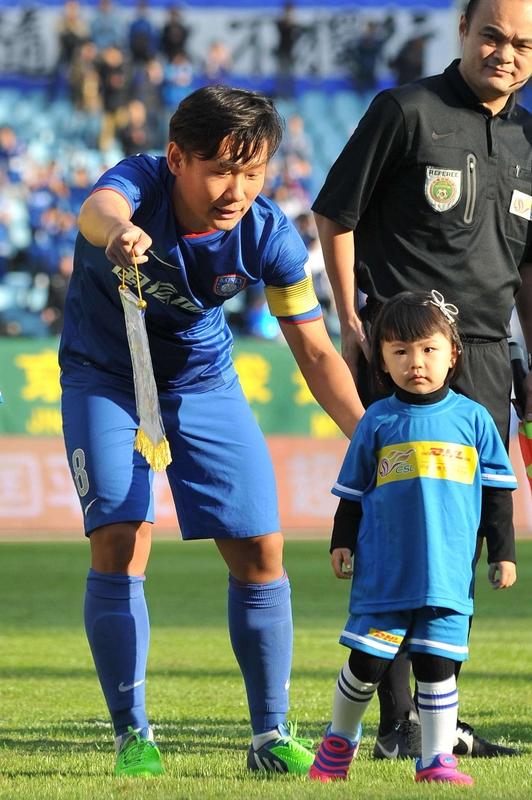 我觉得刘建业挺适合重庆铜梁龙的，至少今天这场比赛来看，还是比较流畅。最佩服他的是