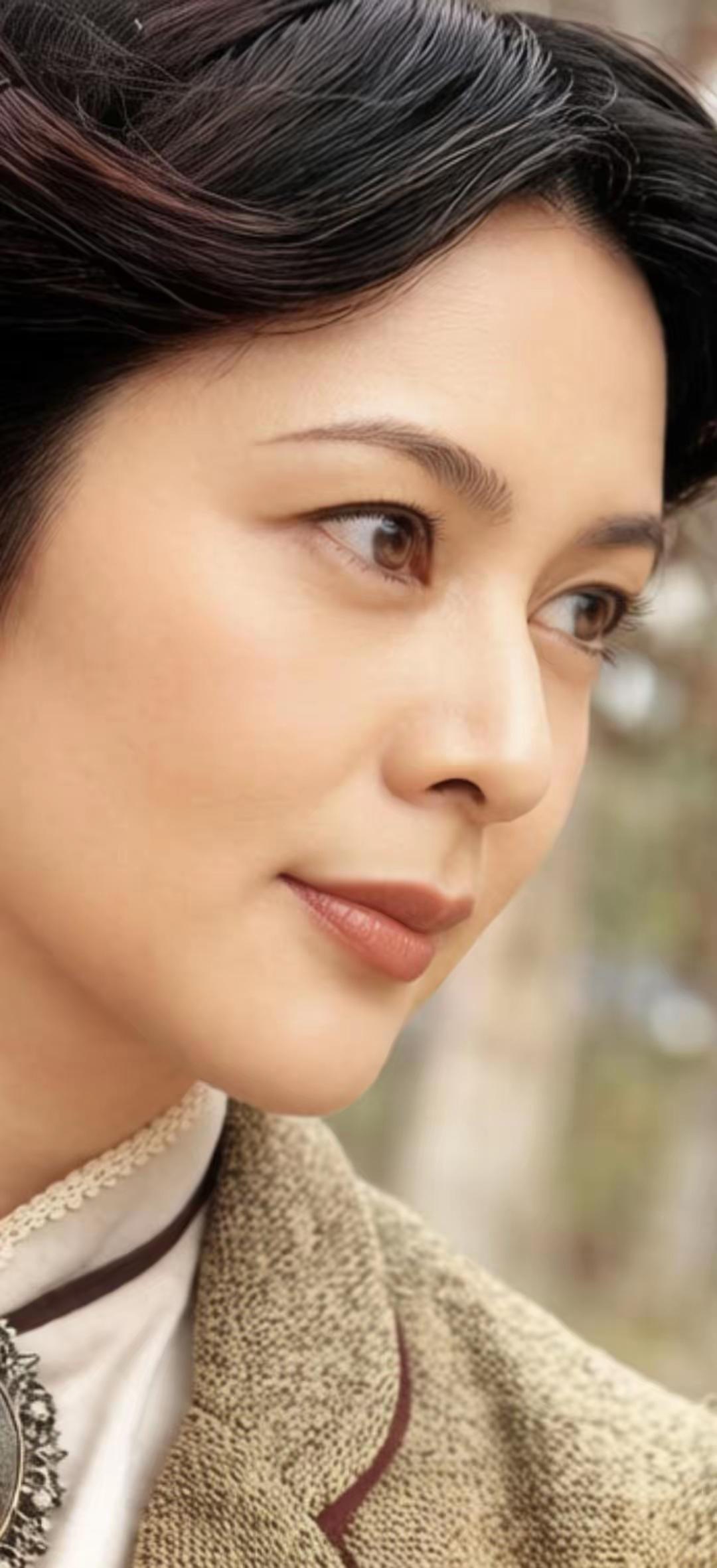 在影视港星女演中，这是俺唯一收藏的照片。俺没见过她真人，也不知她的身高和身材如何