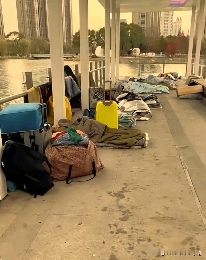 “现在工作基本上是找不到了。为了能活下去，翻一下以前的旧账：没缴公积金的，没交社