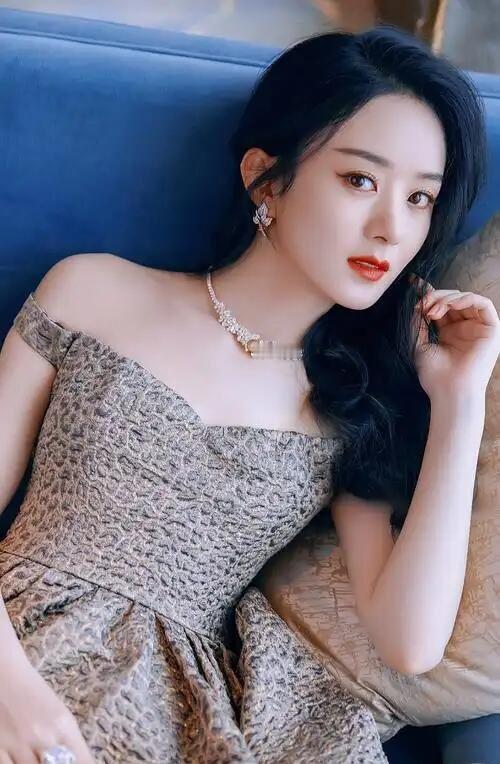 优雅气质，蛇纹连衣裙搭配精致珠宝，尽显时尚魅力！