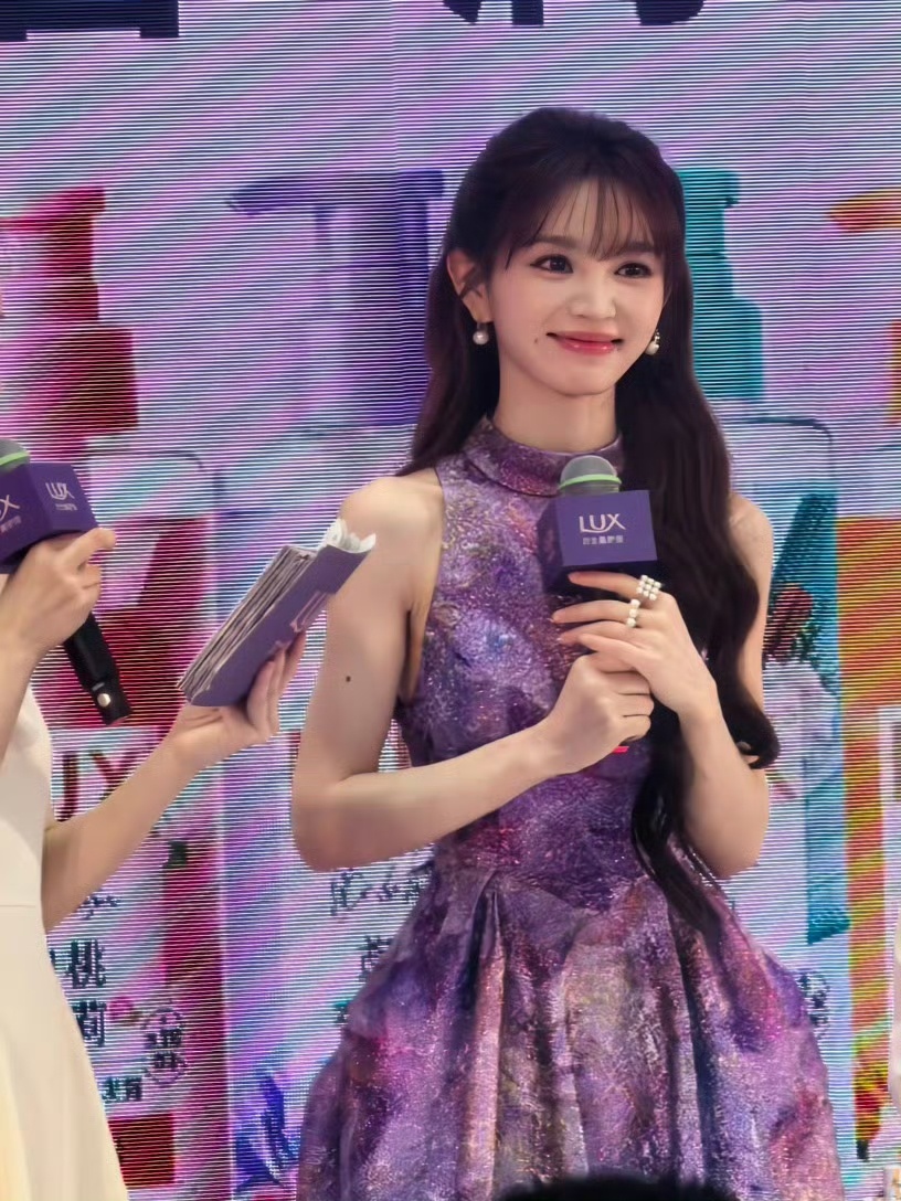 田曦薇被制片人夸美颜暴击 制片人看田曦薇的眼神藏不住！一句“哇！美颜暴击！”直接