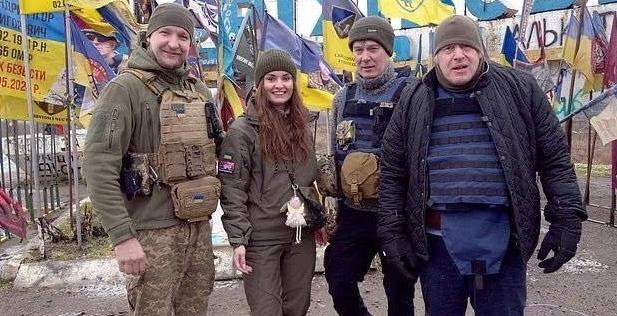 鲍里斯·约翰逊秘访乌军阵地后称乌克兰必将胜利，战争必须打到彻底胜利为止。
 
如