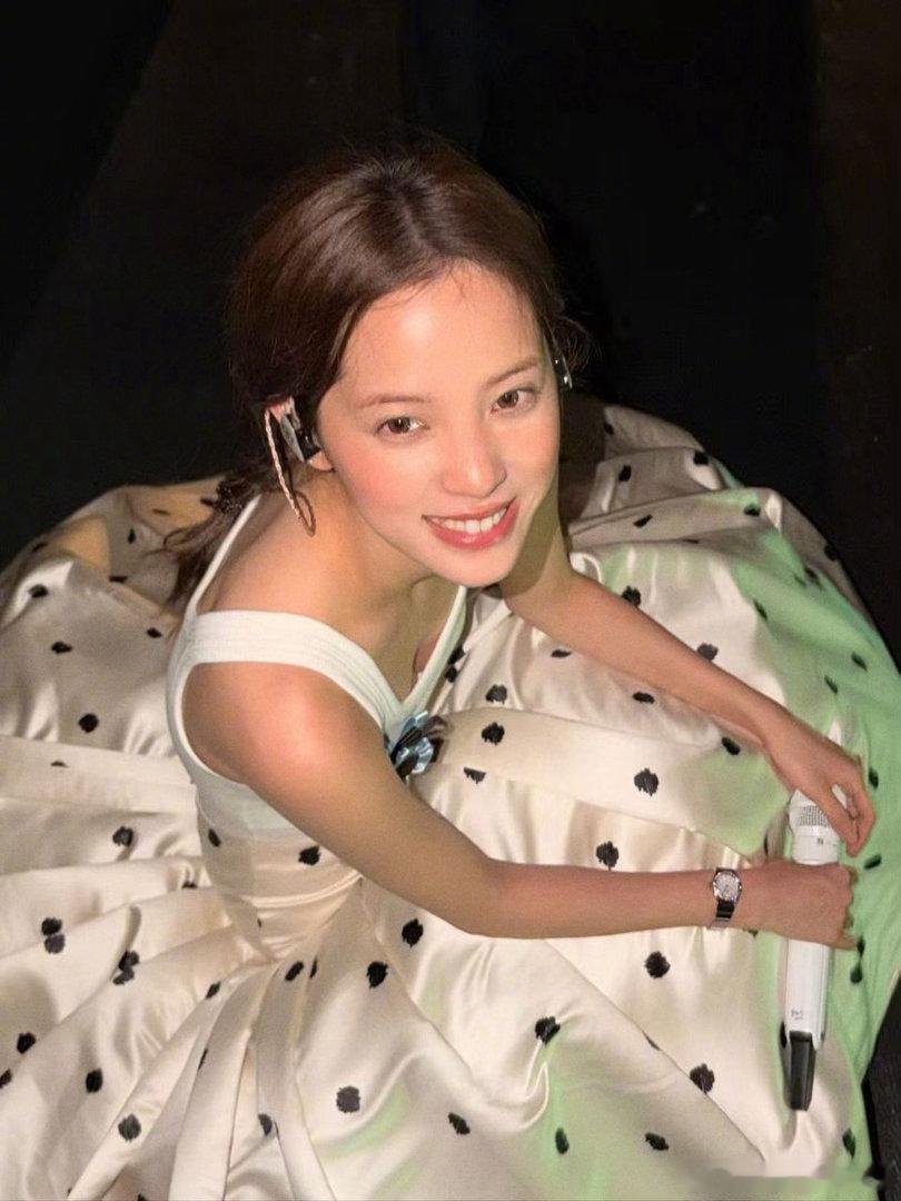 欧阳娜娜告别上海演唱会欧阳娜娜演唱会发文暂别上海草坪上的音乐浪漫，欧阳娜娜走心发