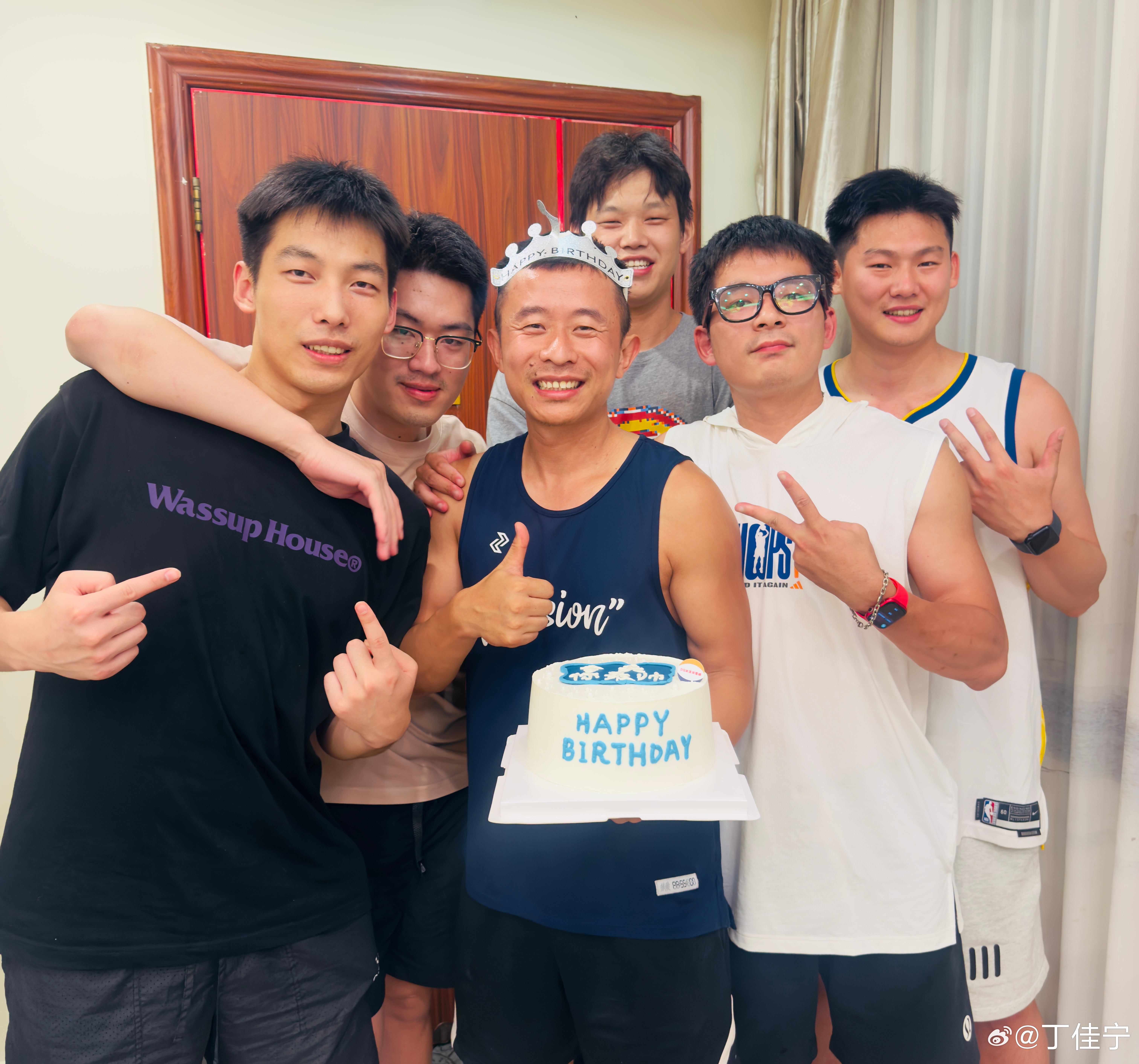 感谢毕业的老队员们回来给我过生日，我以前时常问自己：如果那年没有疫情，我们是否能