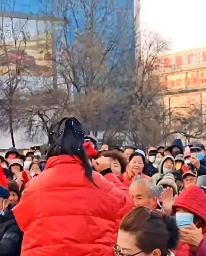 50万点赞，只唱两句秦腔
 
杨升娟在渭南当评委，被台下大爷一句“来一段”喊上台