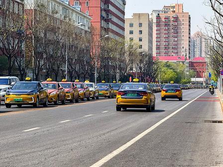 为什么人们现在宁愿等网约车，也不坐出租车？说白了，因为现在的出租车，已经彻底活成