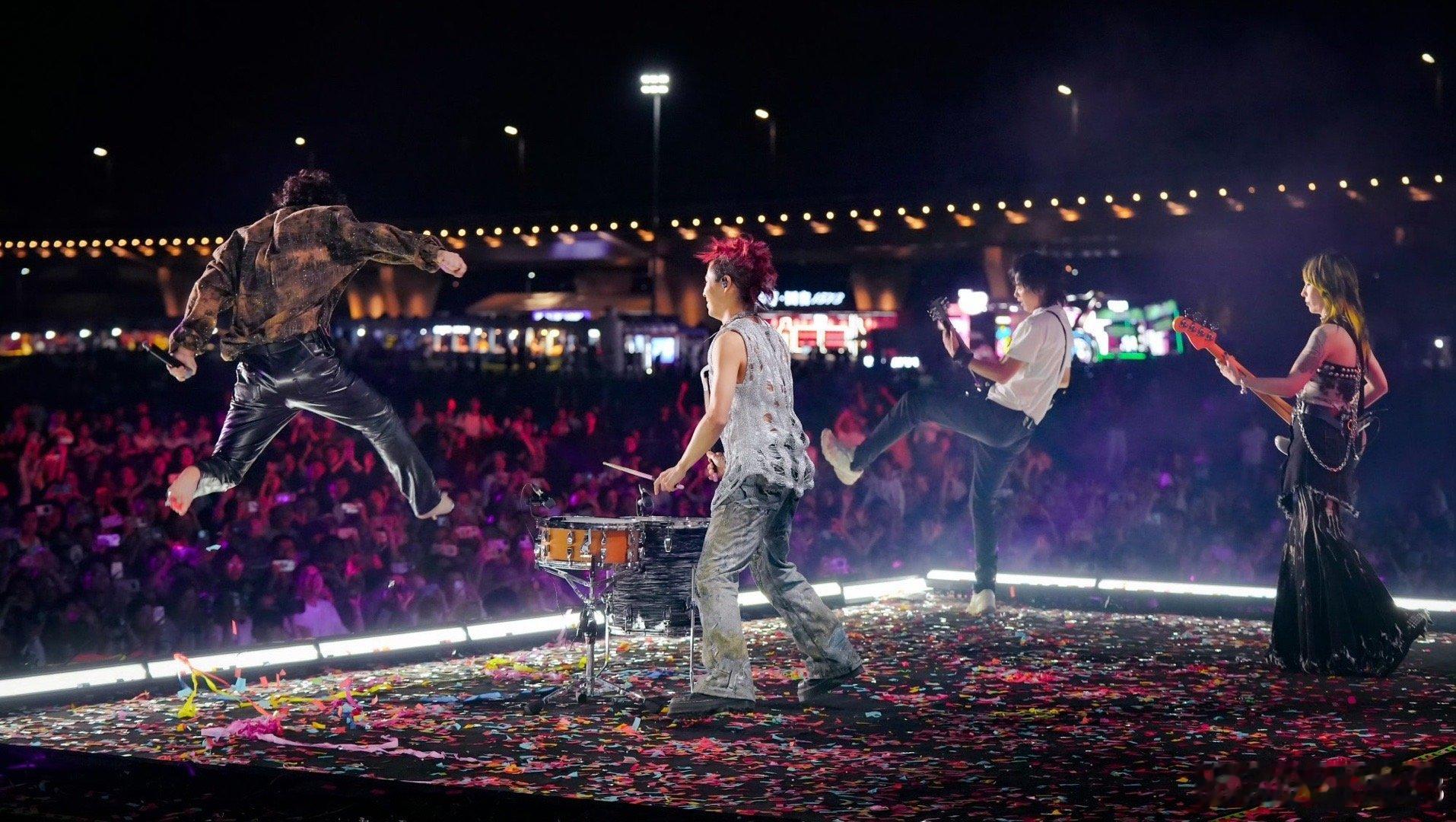 新裤子随地大小扭舞姿很曼妙 新裤子的现场最让人上头的不是歌，是扭。彭磊扭起来的时