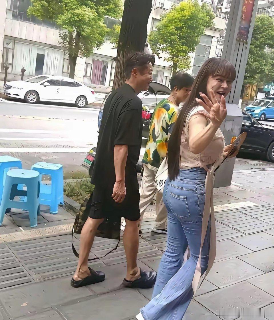 瘦死的骆驼比马大，虽然亏损了两个亿但是很明显，账户余额也足够冉莹颖和邹市明夫妻俩
