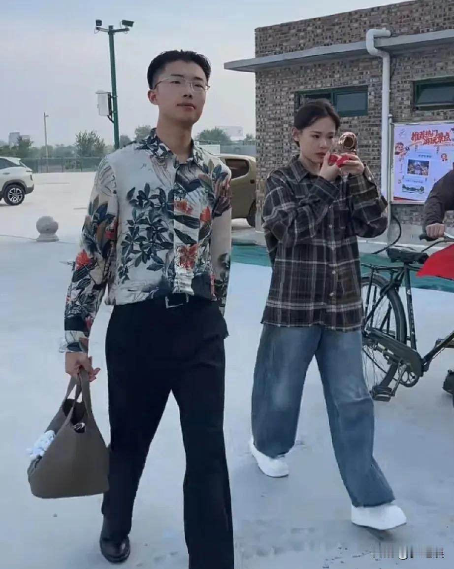对家有一种执念，
我想我一生都很难实现愿望
钱够花即可，
希望未来，
有个属于我