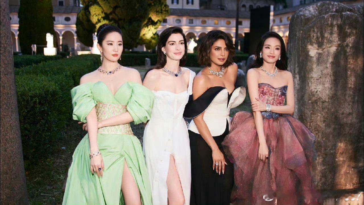 #刘亦菲安妮海瑟薇同框热聊# 真的超爱一些顶级美女的同框[哇]刘亦菲和安妮海瑟薇
