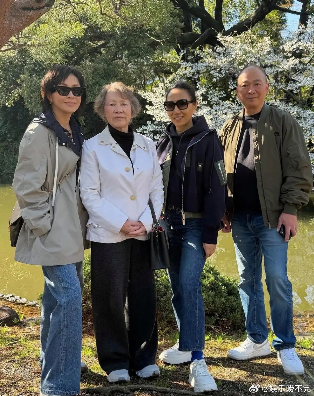 60岁刘嘉玲带着家人到日本旅游赏樱花，妈妈、弟弟和弟媳一起陪同。刘嘉玲打扮时尚有