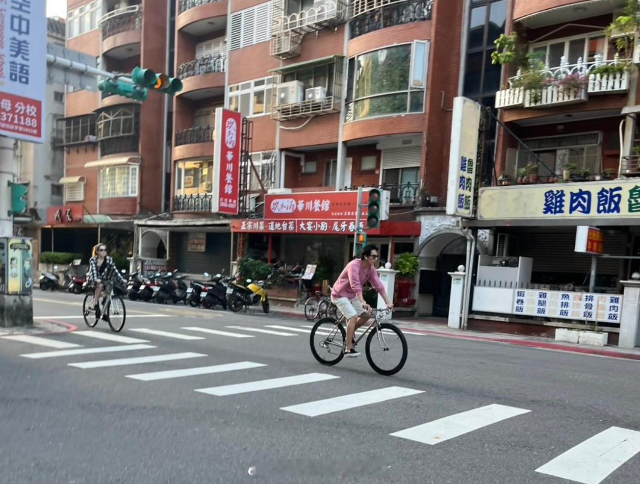 网友偶遇邱泽许玮甯骑单车，小夫妻甜甜蜜蜜~ 