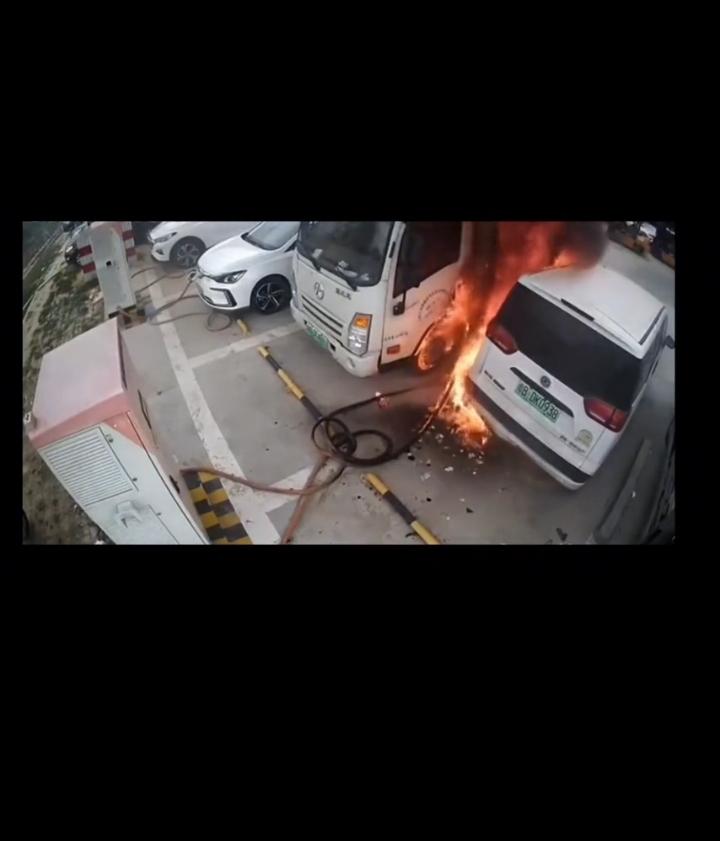 一新能源汽车充电过程中起火，旁边的车也被烧毁了。就问  电车充电过程中起火烧毁，