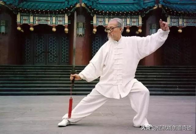 太极拳动作柔和舒展、行云流水，兼具拳法的沉稳与舞蹈的优美，是拳与舞完美融合的传统