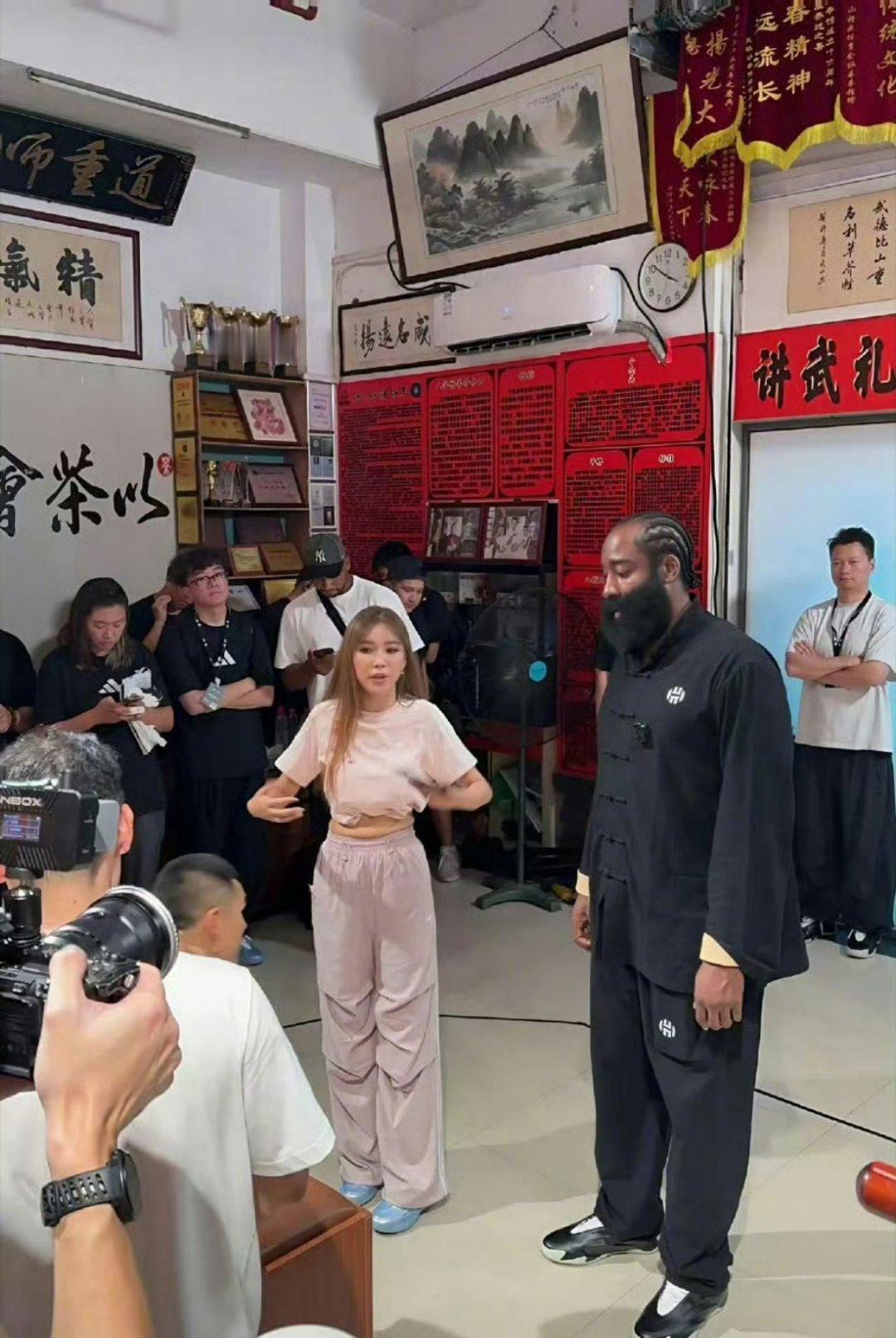唐装加身，招式有模有样，哈登的咏春初体验自带反差萌！北有少林文班，南有咏春哈登，