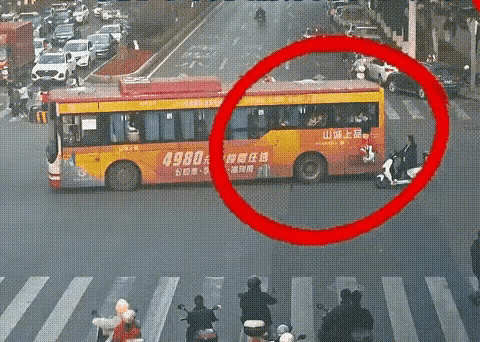 电动车主
为了救人
连车都不要
真是太英雄了 ​​​