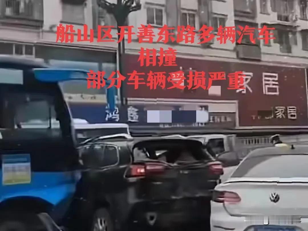 今日上午8时许，四川遂宁船山区发生了一起触目惊心的交通事故。一辆大客车因司机操作
