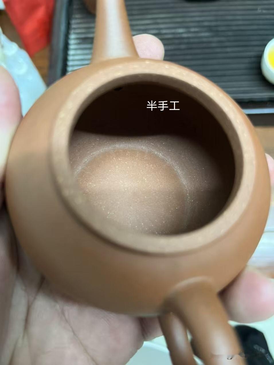 别只盯壶底接片，全手半手真没那么好认
玩壶的人聚在一起，常会聊到一个细节：把壶翻