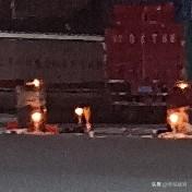 8月27日晚，我和同伴去河边散步，看到许多空旷之地摆放着类似油桶灶的东西，有人正