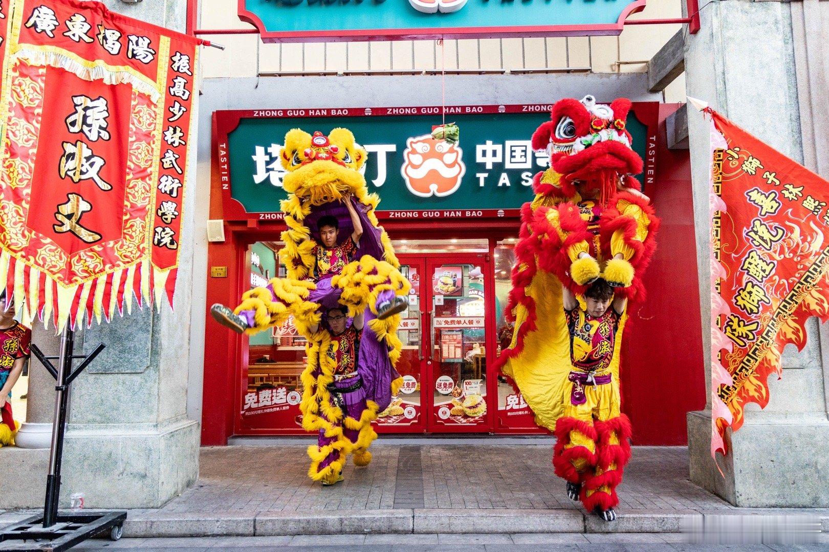 这一刻塔斯汀就是我心里的神！一直以来都很喜欢吃塔斯汀的中国汉堡！不仅仅是名字，更