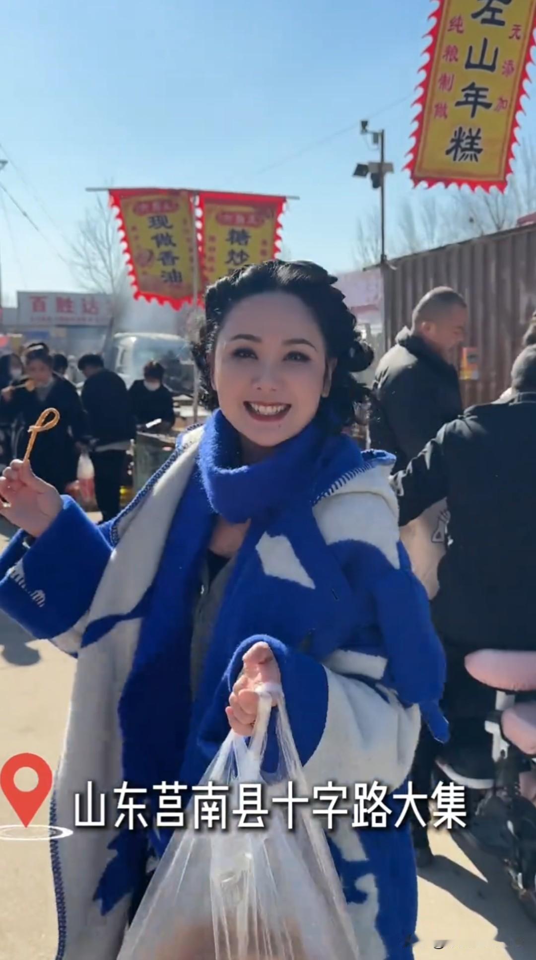 12月6日，郭晓东妻子程莉莎更新vlog，并配文说道：“赶大集啰！”

程莉莎是