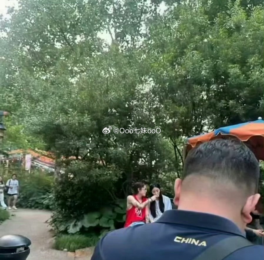 网友投稿：牌牌琦在街头被路人偶遇和另外一个女生？举止暧昧！不会是真的婚内出轨吧？