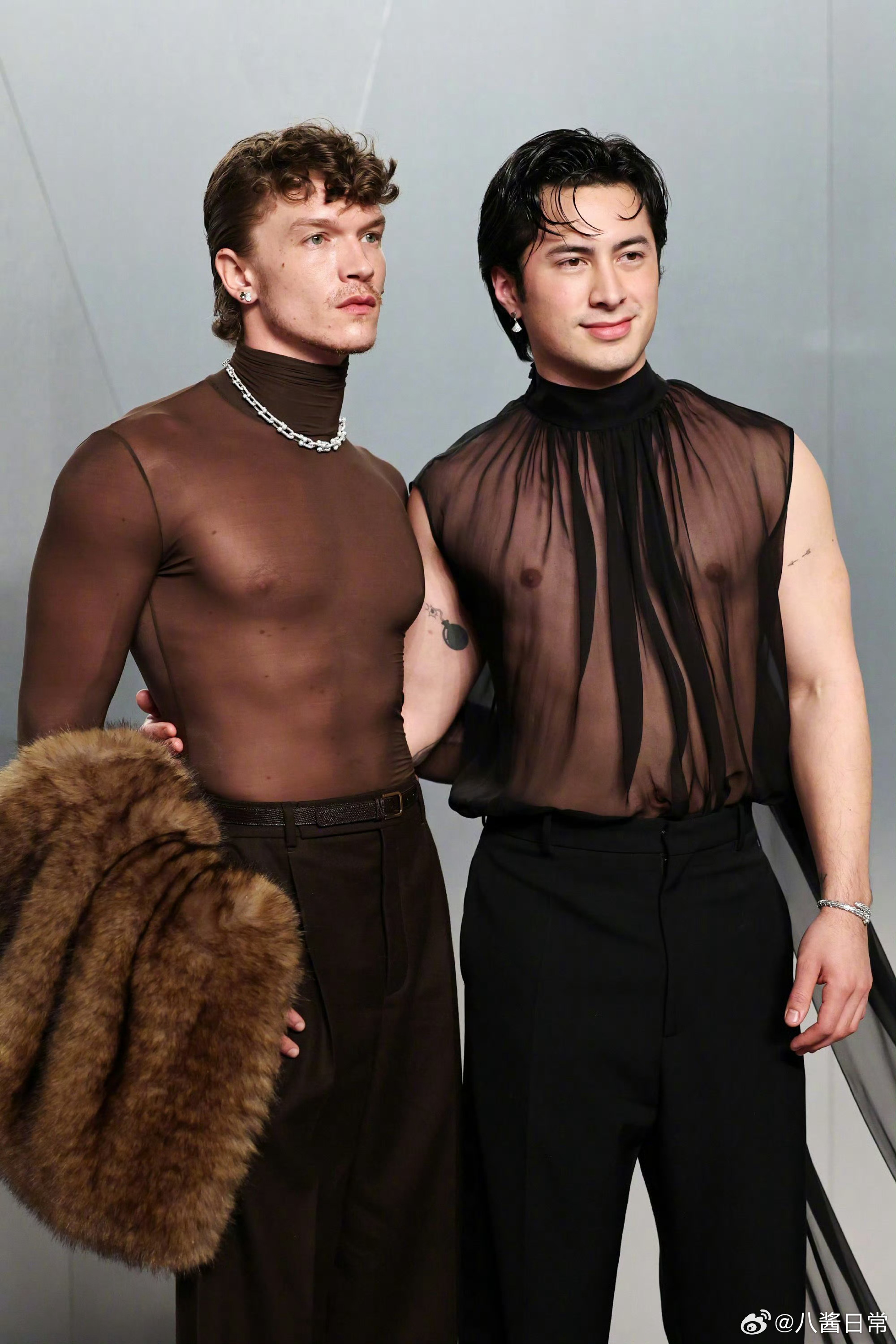 《巅峰对决》两男主穿着透视装携手登场Vanity Fair名利场奥斯卡派对 