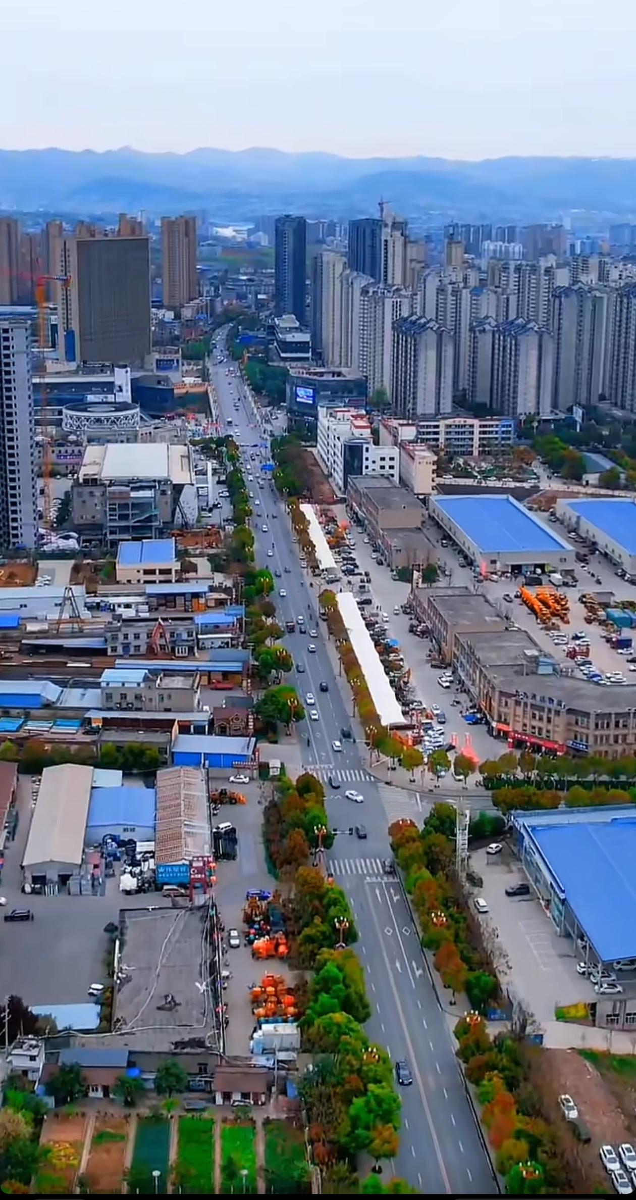 建议对安康世纪大道进行改造，使其与名字相匹配。特别是张岭转盘到秦岭大道转盘这一段