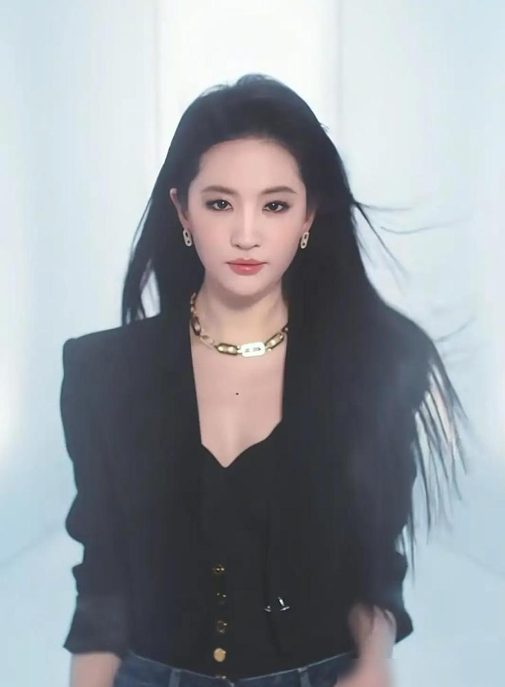 刘亦菲抓起几十块钱的内衣套在身上，脖颈挂起千万级宝格丽项链，直接把看客的审美按在