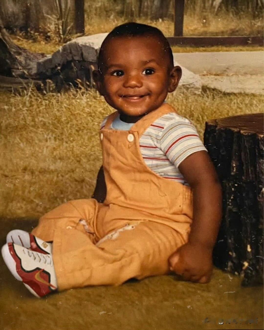 詹姆斯更新IG头像！！！格洛里亚上传詹姆斯小时候的照片！

近日，詹姆斯更新了自