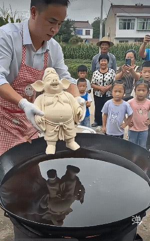 手都进油锅了还能没反应！[捂脸]