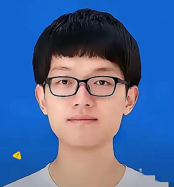 沙滩上那个双手紧握拳头的身影，每次想起都让人心里发酸。

24岁的胡煜坤明明已经