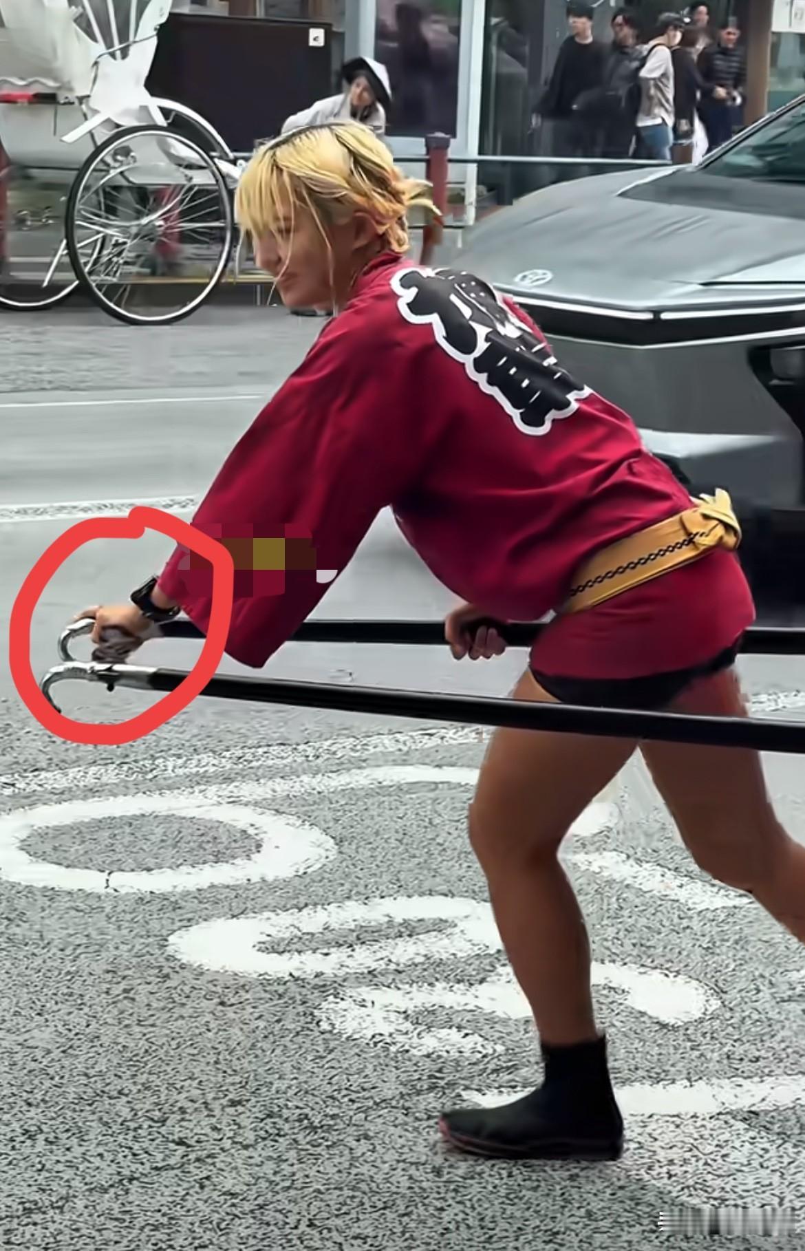 明明颜值不输专业女演员，却偏偏干这原始的体力活——人力车夫！

“有钱能让美女来